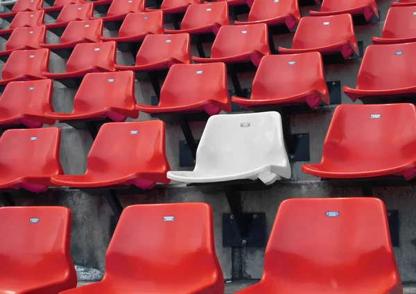 Branco em assentos vermelhos — Fotografia de Stock