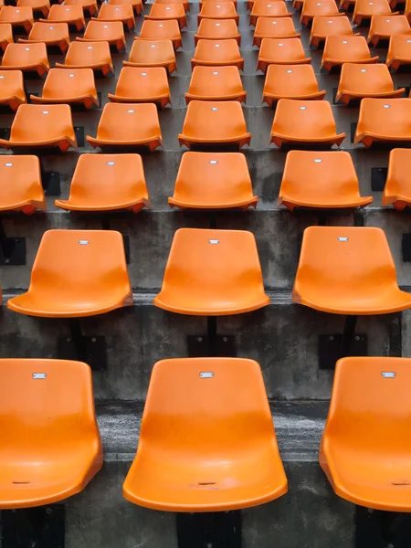 Orangefarbene Sitze in der Vertikalen des Stadions — Stockfoto