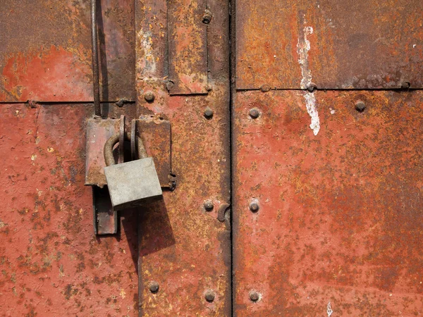 Vecchia chiave per bloccare la porta rossa di ferro — Foto Stock