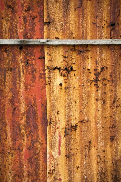 Красная стена из ржавчины — стоковое фото