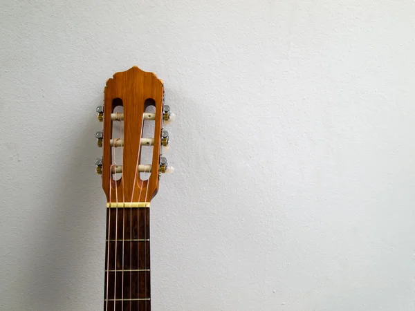 Голова старой классической гитары — стоковое фото