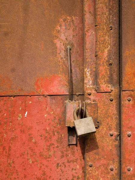Полная металлическая дверь с ржавчиной — стоковое фото