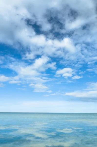 Parlak gökyüzü ve deniz — Stok fotoğraf