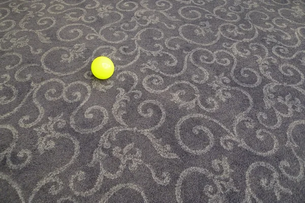 Маленький шарик на ковре — стоковое фото