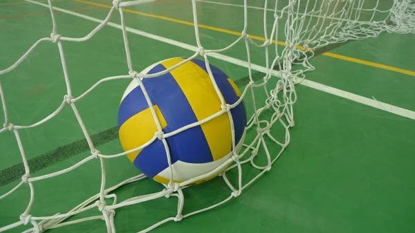 Volleyball in einer Sporthalle Stockfoto