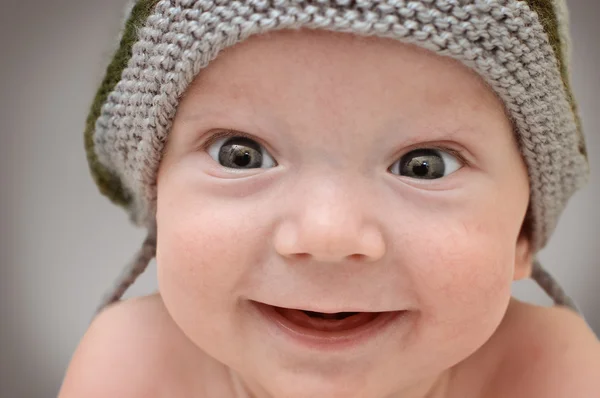 El yapımı örgü şapkalı erkek bebek — Stok fotoğraf