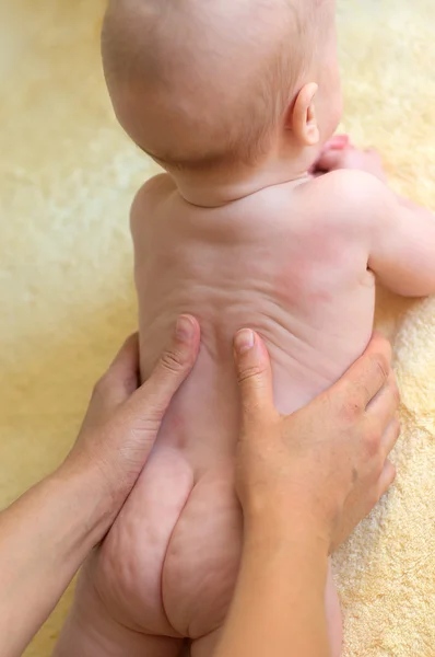 Baby boy massage — Stockfoto