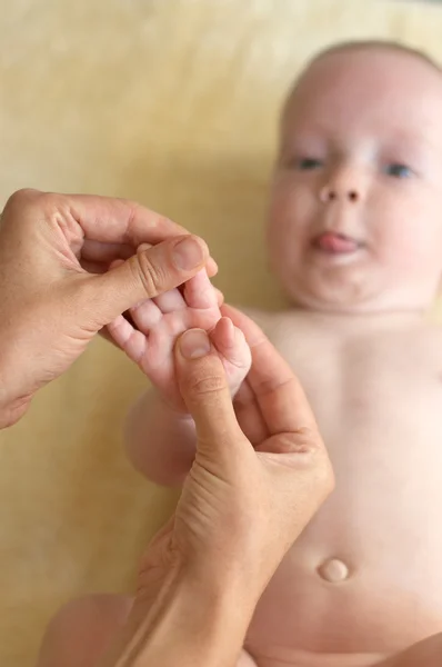婴儿手掌按摩。手指练习. — 图库照片