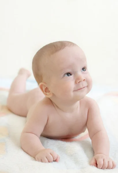 Aby boy on his stomach. Looking up — Stock Photo, Image