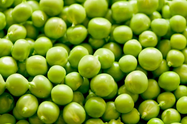 Shelling peas — Stock Photo, Image