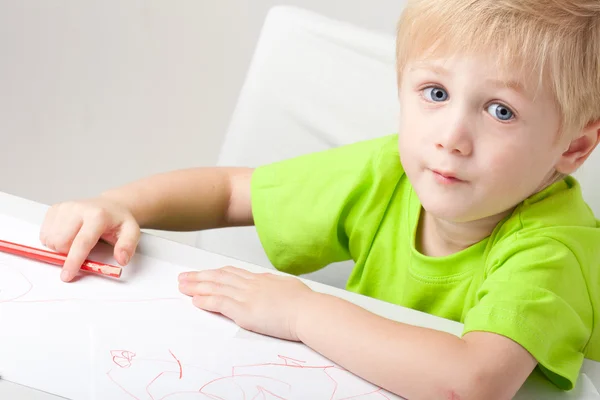 Junge zeichnet — Stockfoto