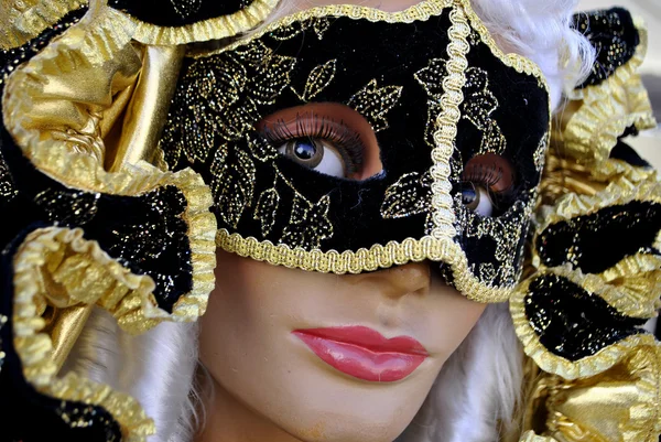 Máscara típica de carnaval veneziano no manequim — Fotografia de Stock