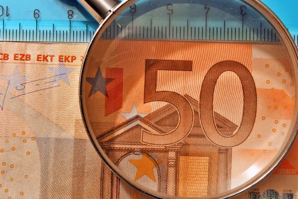 Euro mit der Lupe — Stockfoto