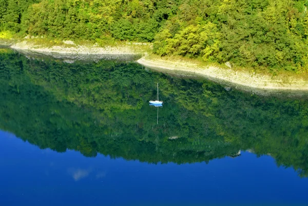 Sjön i bergen — Stockfoto