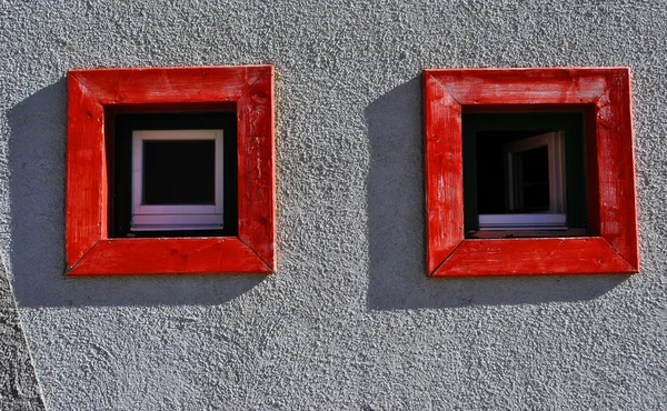 Rote Holzfenster — Stockfoto