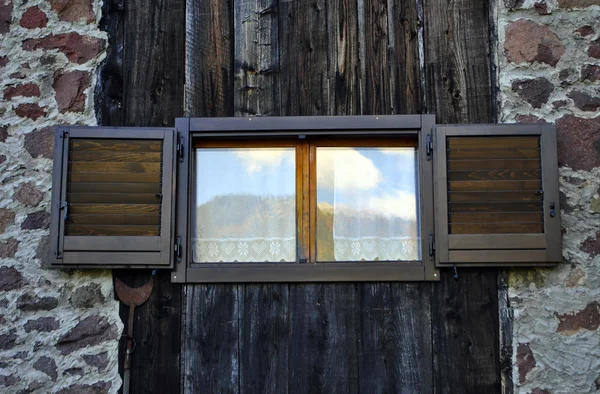 Trä fönster — Stockfoto