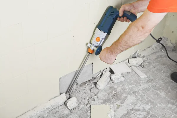 Constructor de viviendas que trabaja con un perforador — Foto de Stock