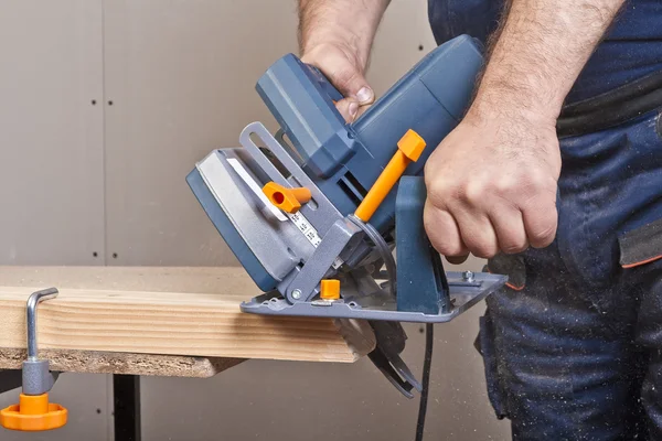 Carpenter with circular saw — Stock Photo, Image