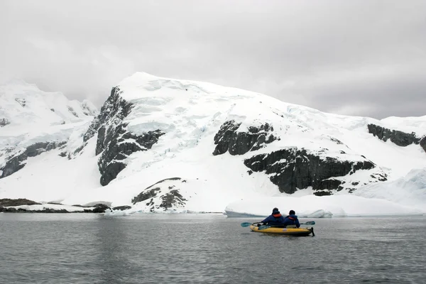 Kayak en Antarctique, neige et temps nuageux — Photo