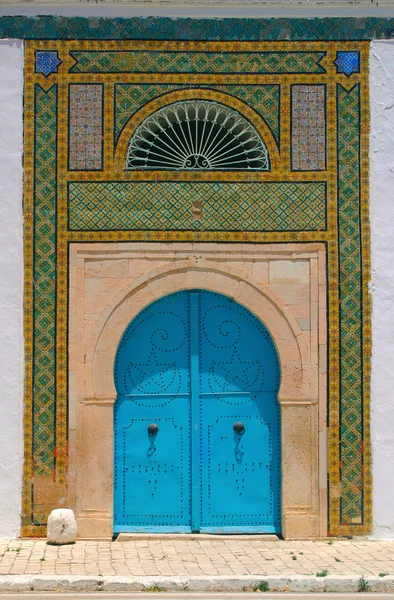 Arquitectura del norte de África - puertas azules y ornamentos —  Fotos de Stock