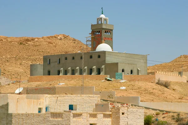 Moskee in de woestijn oase — Stockfoto