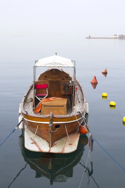 stock image Small wooden boat from aft, horizon connected with sky