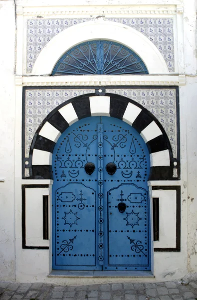 Blauwe deur in sidi bou zei — Stockfoto