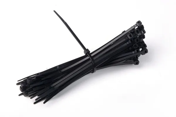 Bos van zwarte kunststof kabelbandjes — Stockfoto