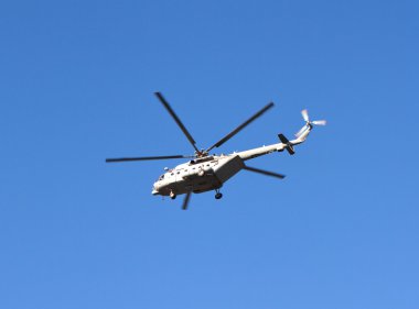 Helikopter havada.