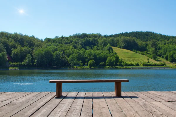 Ławka przed jeziorem — Zdjęcie stockowe