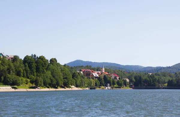 Vila pitoresca junto ao lago — Fotografia de Stock