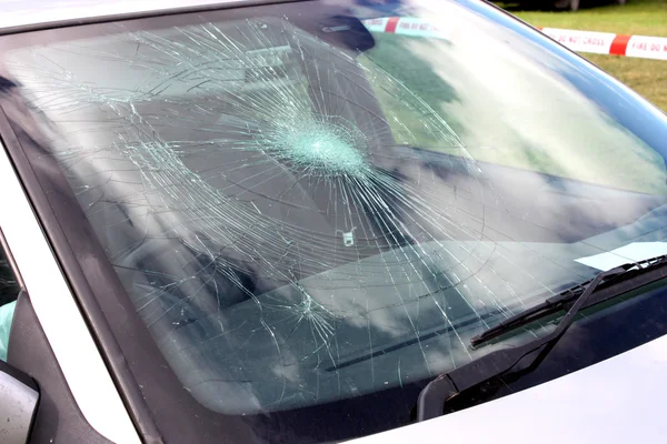 Разбитое ветровое стекло автомобиля . — стоковое фото