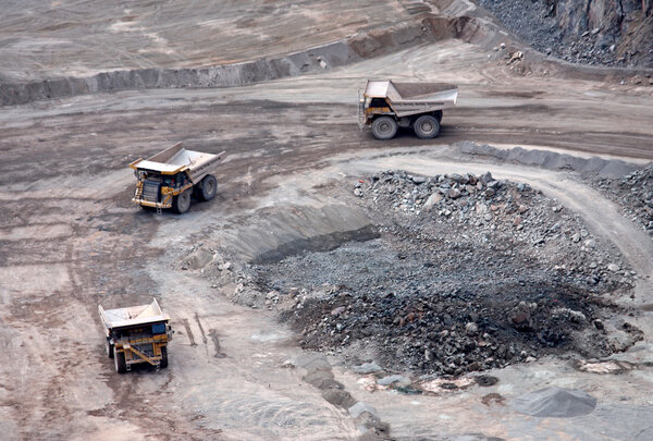 Три больших грузовика
.