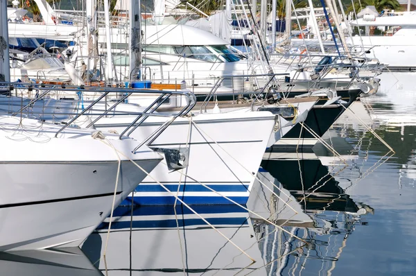 Plachetnice, jachty v marina — Stock fotografie