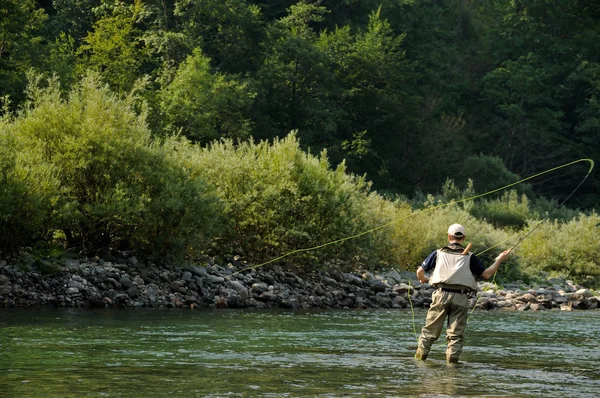 在山区河流钓鱼 — 图库照片