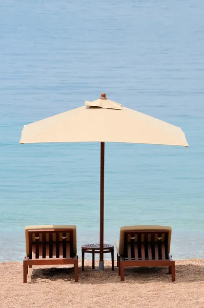 Пляжна парасолька з двома стільцями — стокове фото