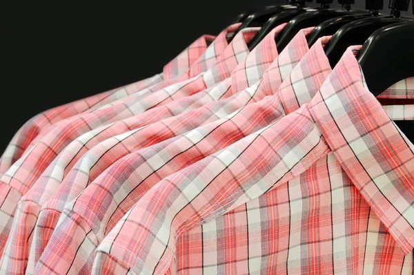 Kleren hanger met shirts geïsoleerd — Stockfoto