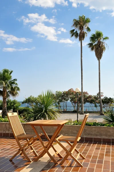 Table avec deux chaises sur la côte — Photo