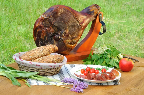 Ham di atas meja — Stok Foto