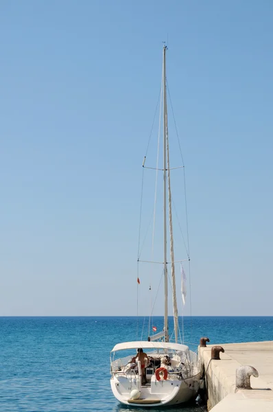 Barca a vela ancorata in un porto — Foto Stock