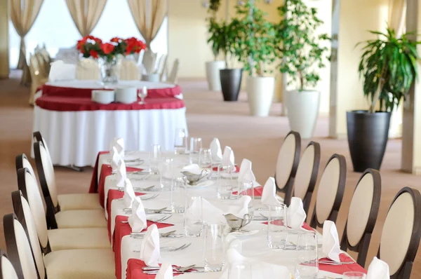 Servindo mesa de banquete em um restaurante — Fotografia de Stock