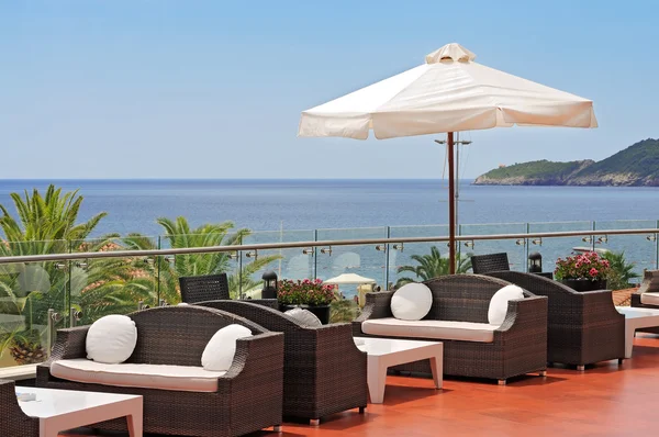 Terasou s výhledem na moře luxusního hotelu — Stock fotografie