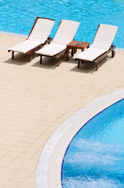 Sillas dispuestas junto a la piscina —  Fotos de Stock