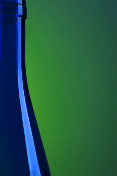 Kék borosüveg, a zöld backgrond — Stock Fotó