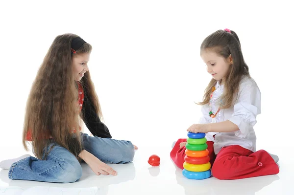 Zwei Schwestern zeichnen Spielzeug — Stockfoto