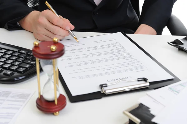 Businessman signs a contract — Stock Photo, Image