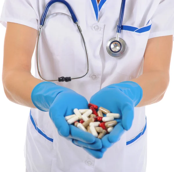 Läkare som innehar ett piller. — Stockfoto
