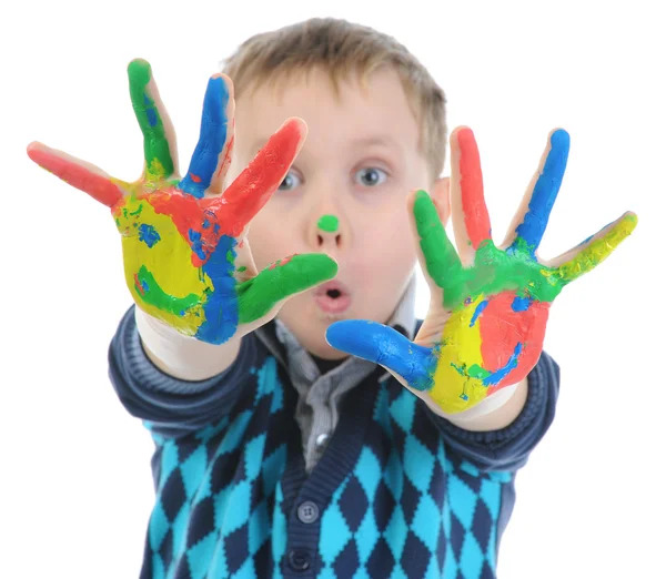 Lachende jongen met de handpalmen geschilderd door een verf. — Stockfoto