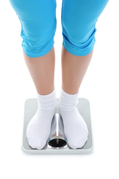 Sportovní dívka stojící na váhy — Stock fotografie