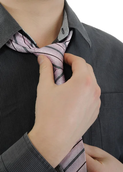 Homme d'affaires attachant sa cravate — Photo